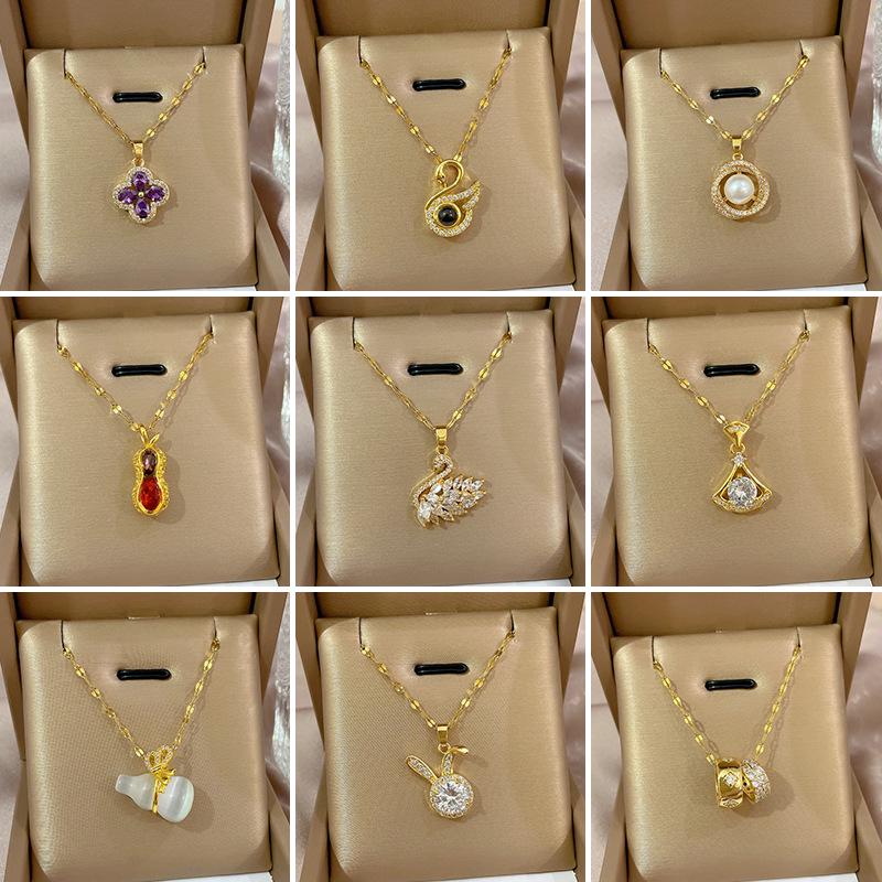 **Lively Women's Necklace: Titanium Steel & Gold-Plated Copper Clavicle Chain**