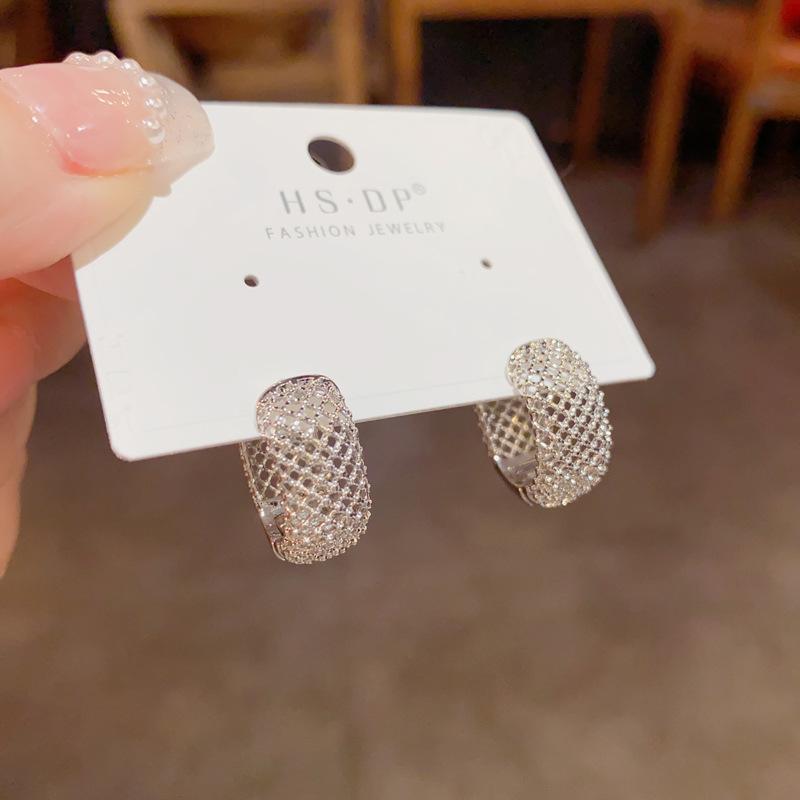 Niche Temperament, Fashionable Design, Simple Metal Hollow Personality, Light Luxury and Versatile Earrings
