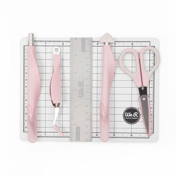 Mini kit d'outils - We R Memory Keepers - 7 pcs - Tapis de découpe - Ciseaux - Cutter de précision