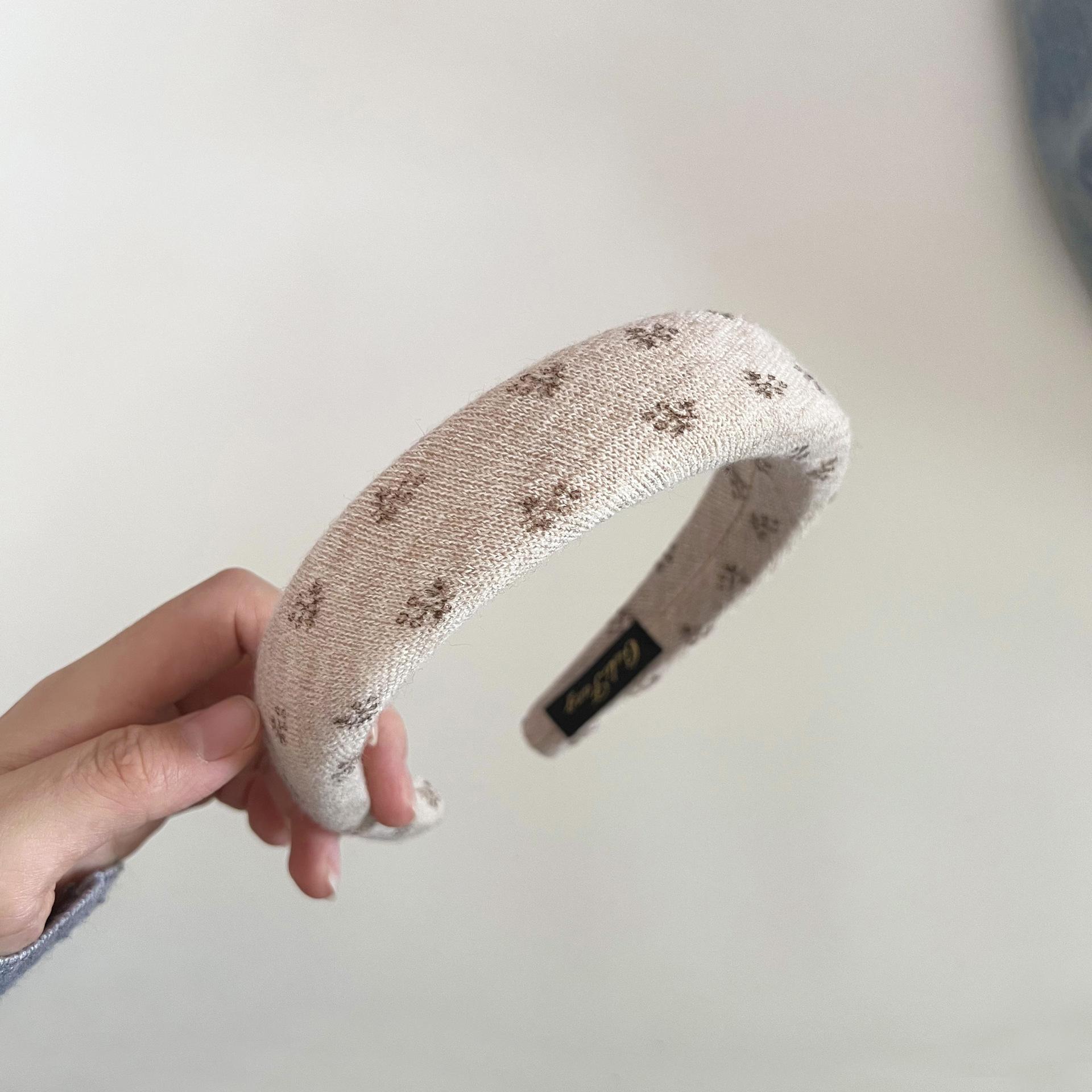 

Retro Floral Knit Sponge Headband for Women, A Sophisticated and Versatile Headband for All Occasions. 16.5*14.5cm