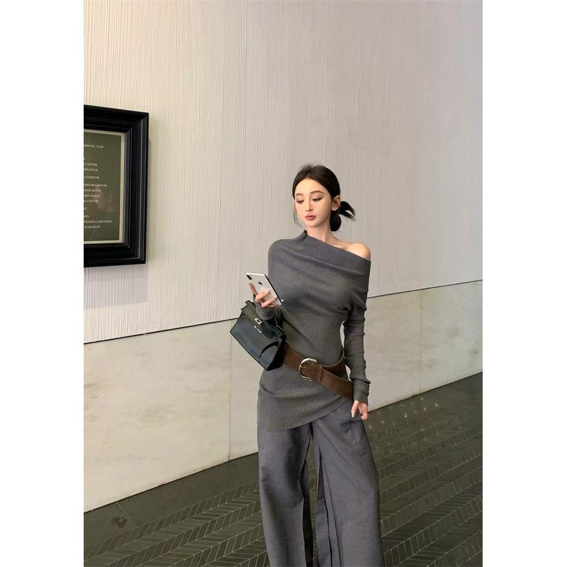 

Свитер с косым плечом и длинными рукавами, коричневый трикотаж, асимметричный топ, женский сексуальный костюм, осенний, черные шорты, комплект из двух предметов Belt One size