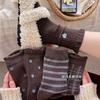 Im Winter sind verdickte warme weiche Samt-Kaffeeblaue Koreanische Liebe Blumen Gestreifte Socken vielseitige und gestapelte Socken für Frauen.