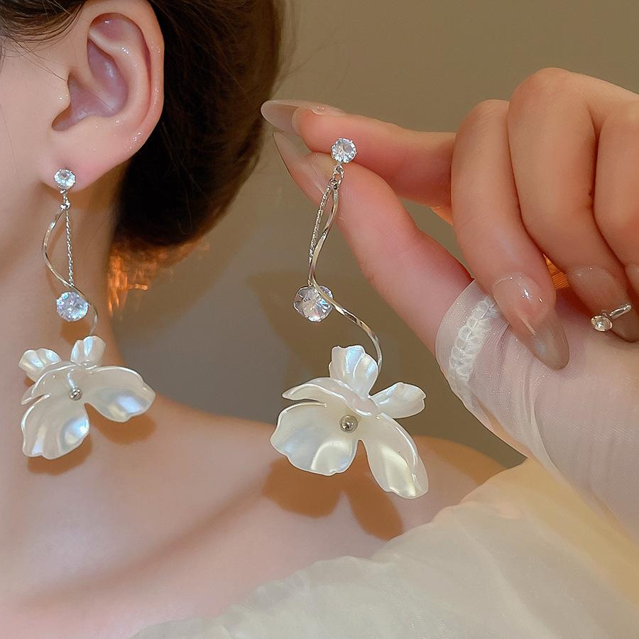 Diamond-set pearl petals fringed earrings stud earrings temperament fashionable and versatile design earrings