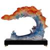 Kunstharz-Kunsthandwerk, transparente, farbverlaufende Goldfisch-Skulptur, wellenförmige Fischornamente, Heimdekoration