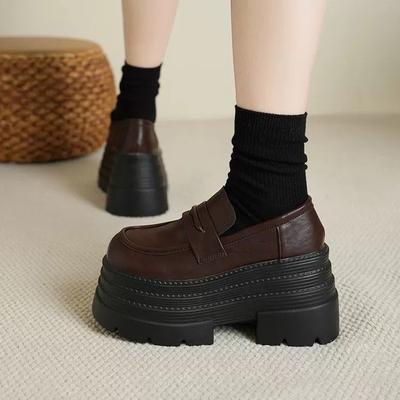 Scarpe singole con piccolo aumento di altezza da donna 2025 primavera nuove scarpe in pelle piccola versatili e sottili con zeppa