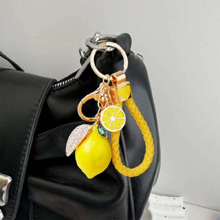 Stylový přívěsek na klíče ve tvaru citronu Pevná kovová konstrukce 4 možnosti šňůrky Lehký 40 g Pro pohodlí
