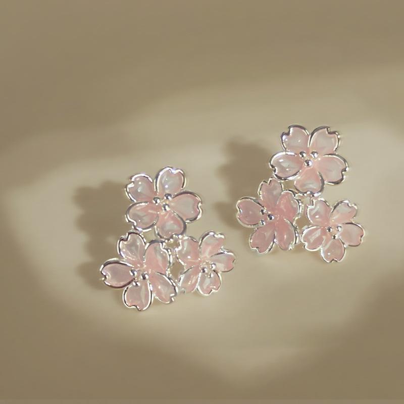 

Серьги-гвоздики с цветами из смолы, модные, маленькие, свежие, простые, нишевые, универсальные, темпераментные, высокого класса