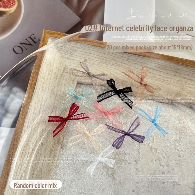 

Нейл-арт с бантом из шелковой органзы и кружевной лентой с бриллиантовыми акцентами