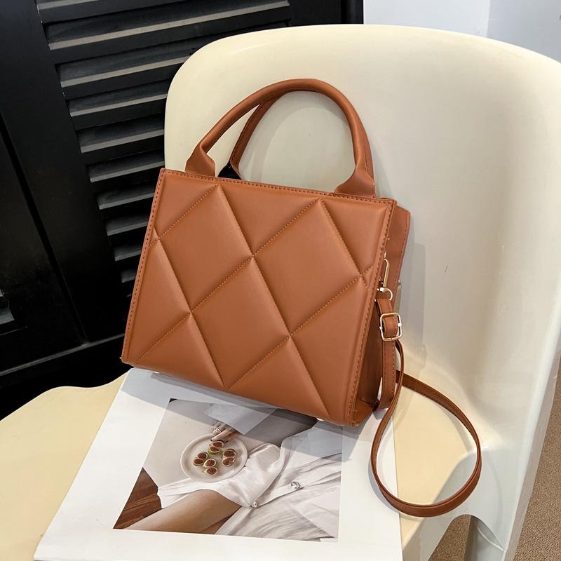 

New fresh solid color casual rhombus women s bag portable shoulder messenger bag three-dimensional indentation hand bag коричневый