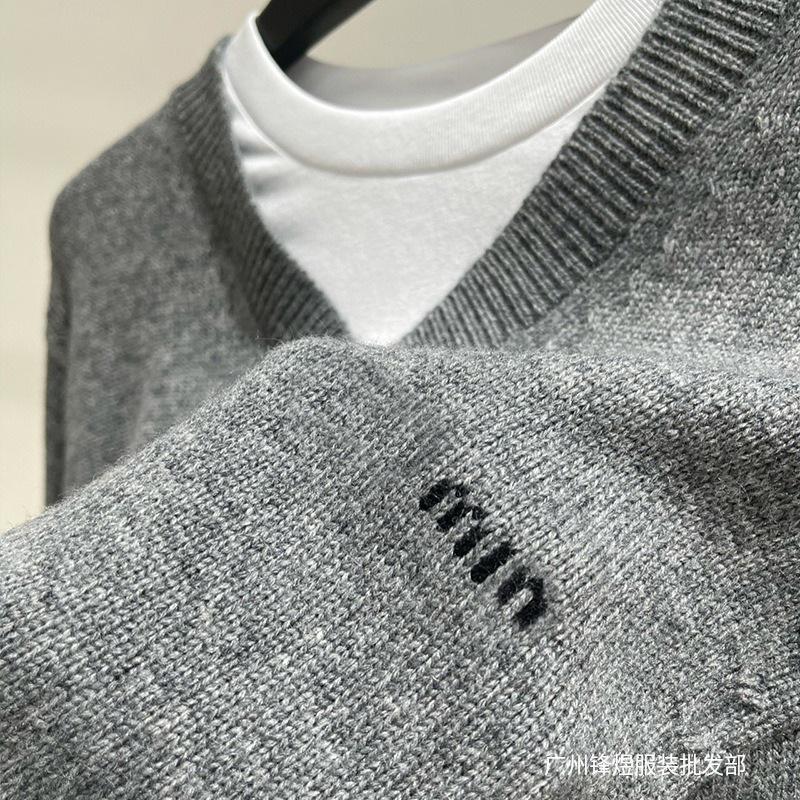 2025 Early Autumn Gray & White Jacquard Letter Long Sleeve Crew Neck Sweater - Loose Slimming Age-Reducing Wool Top for Women
