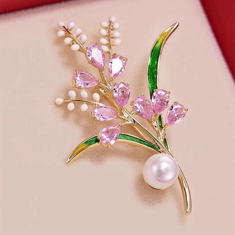 Elegant Chinese Wheat & Pearl Brooch: Crystal Bouquet Corsage