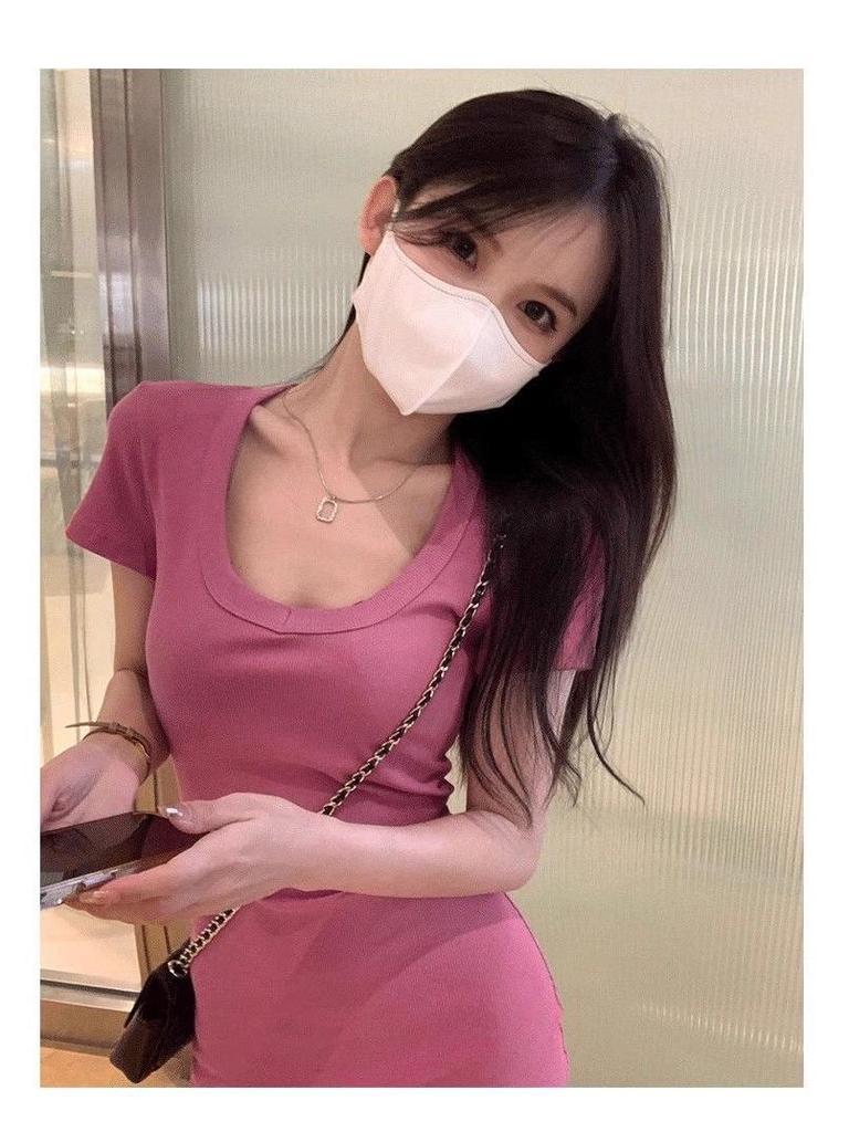 Dámské růžové mini šaty bodycon s U-výstřihem a krátkým rukávem - Sexy letní střih pro drobné postavy