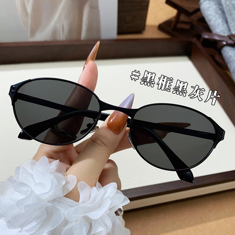 2026New vintage metal old money style cat-eye sunglasses for women, trendy and face-slimming, popular online, high-end internet celebrity sunglasses Black Frame Black and Gre
