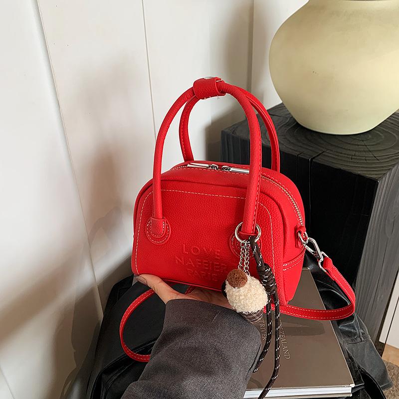 Small bag women's autumn and winter new versatile shoulder messenger bag fashionable and popular portable pillow bag