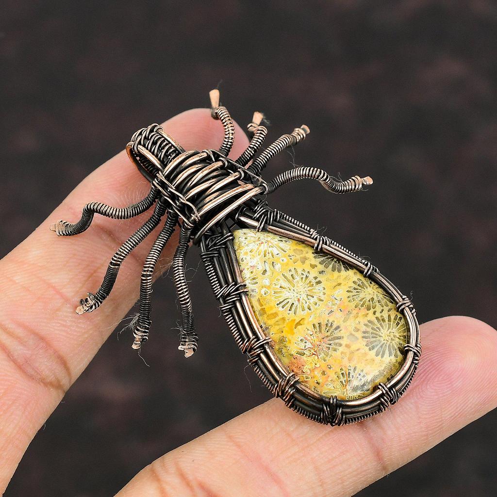 Fossile Koralle Anhänger Kupferdraht umwickelter Anhänger Handgefertigter Anhänger Fossile Koralle Schmuck Edelsteinanhänger Spinne Kupferschmuck Geschenk für Mama
