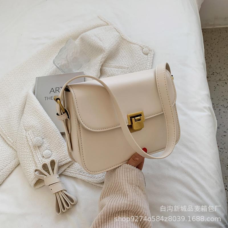 

2025 new underarm bag, simple Korean crossbody bag, textured shoulder bag, British style retro commuter trendy women s bag покинуть белый