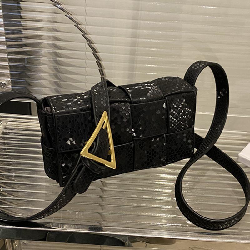 

Популярные женские сумки 2025 ранняя весна новая высококлассная модная универсальная плетёная сумка через плечо чёрный
