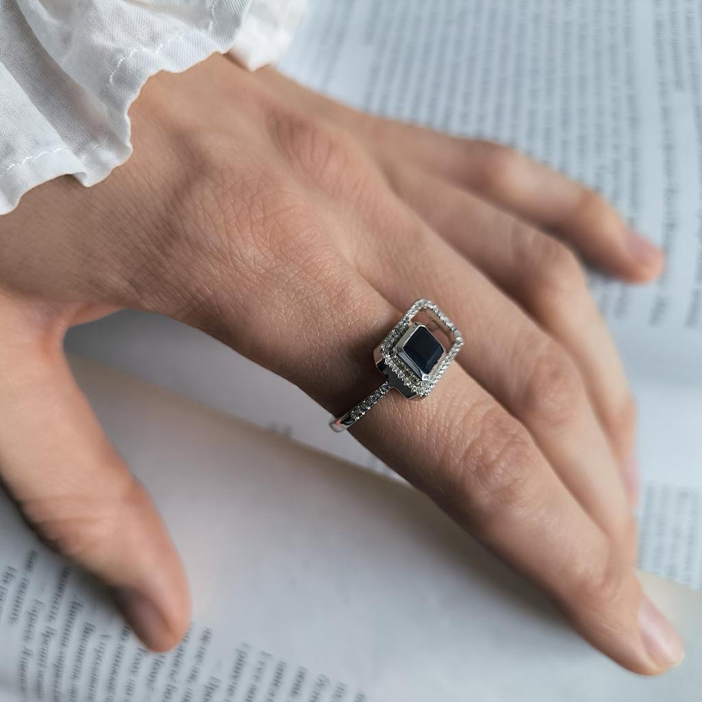 Серебряное кольцо с натуральным сапфиром 1.735ct, фианитами, вес изделия 3,18 гр (2202486)