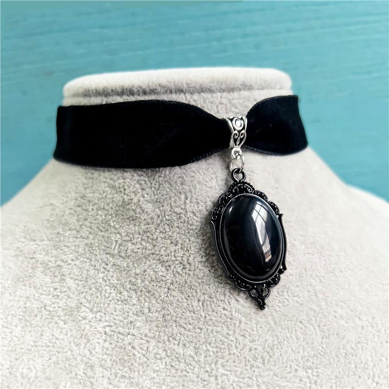 Gothic Style Retro Velvet Chokers for Women Personality Black and Red Ellipse Crystal Pendant Necklace Hallowmas Jewelry Gift