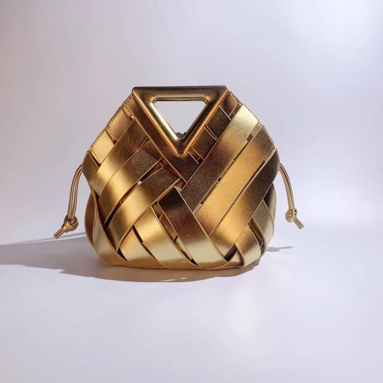 Chose One B's Nieuwe Geweven Mand Handtas voor Dames: Driehoekige Magnetische Gesp, Hol Ontwerp, Veelzijdige Tote, Schouder- en Crossbody Stijl. goud