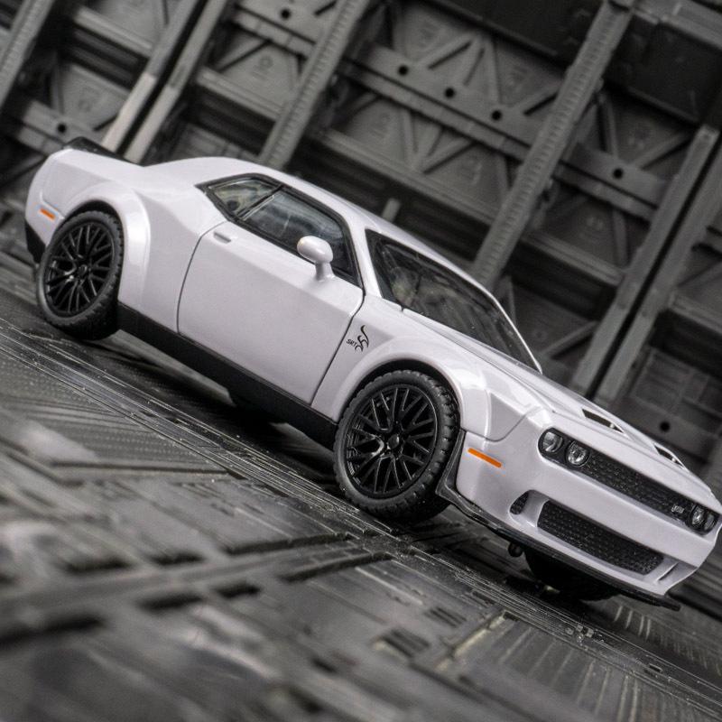 Jiaye VB32793 Metal Sports Car Toy: Alloy Model with Sound, Light, and Pull-Back Door Opening.