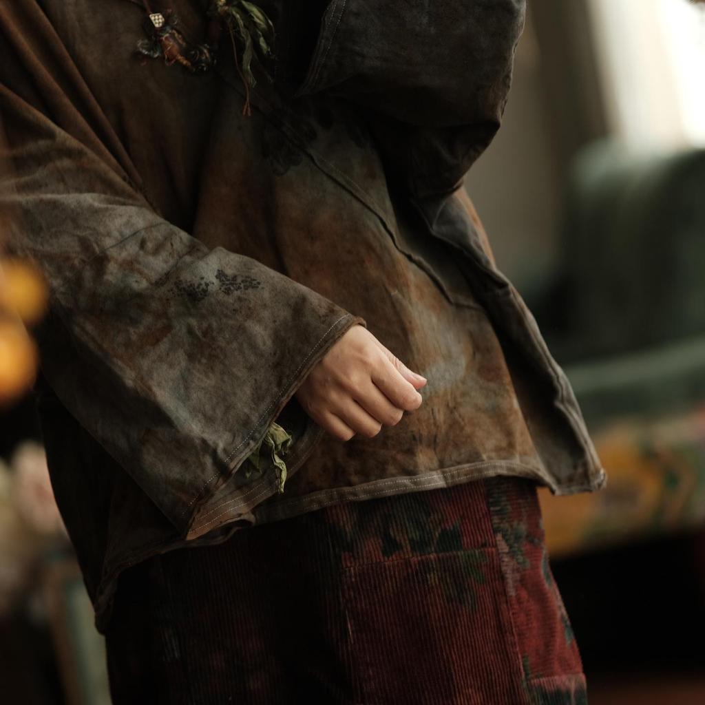 Altes Ton-Leichtbaumwoll-Retro-Hemd im chinesischen Stil mit schrägem Revers & Froschknöpfen - Pflanzengefärbt in Ascheton