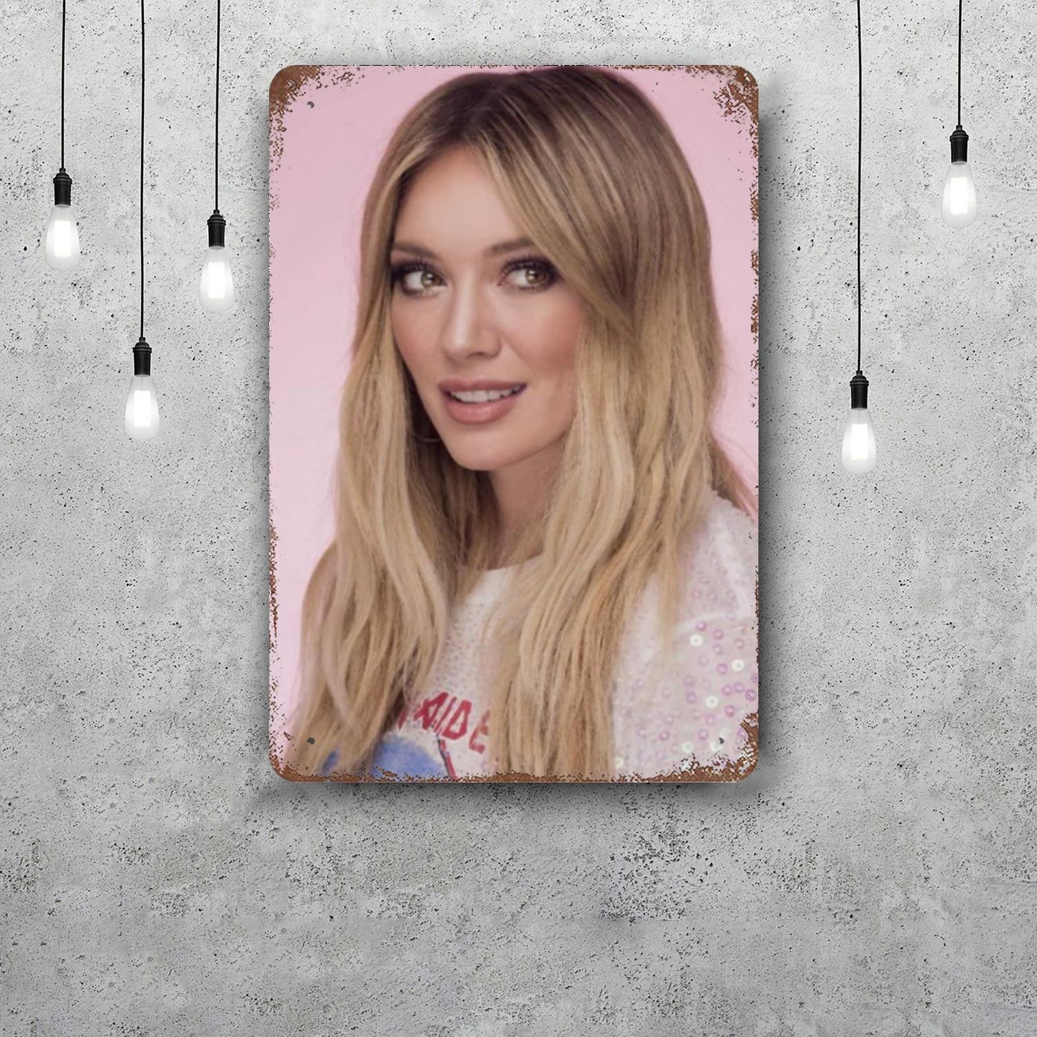 

Hilary Duff Vintage Metal Tin Signs Posters Decor Retro Metal Plaque Wall Art Decor for Garage Bar 20x30cm（7.8x11.8inch）