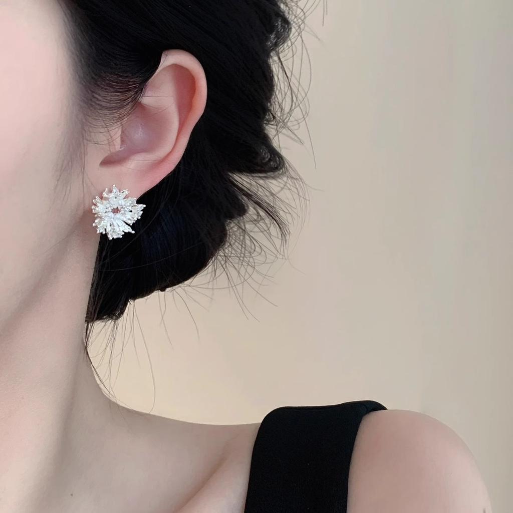 [Frost ear] Korean sunflower geometric pearl stud earrings silver unique earrings trend camellia
