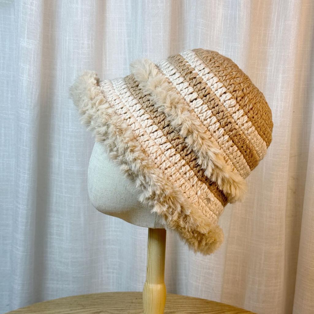 Crocheted Color blocked Plush Knitted Fisherman Hat for Women in Autumn and Winter Warm and Face Showing Small Woolen Hat Plush Hat