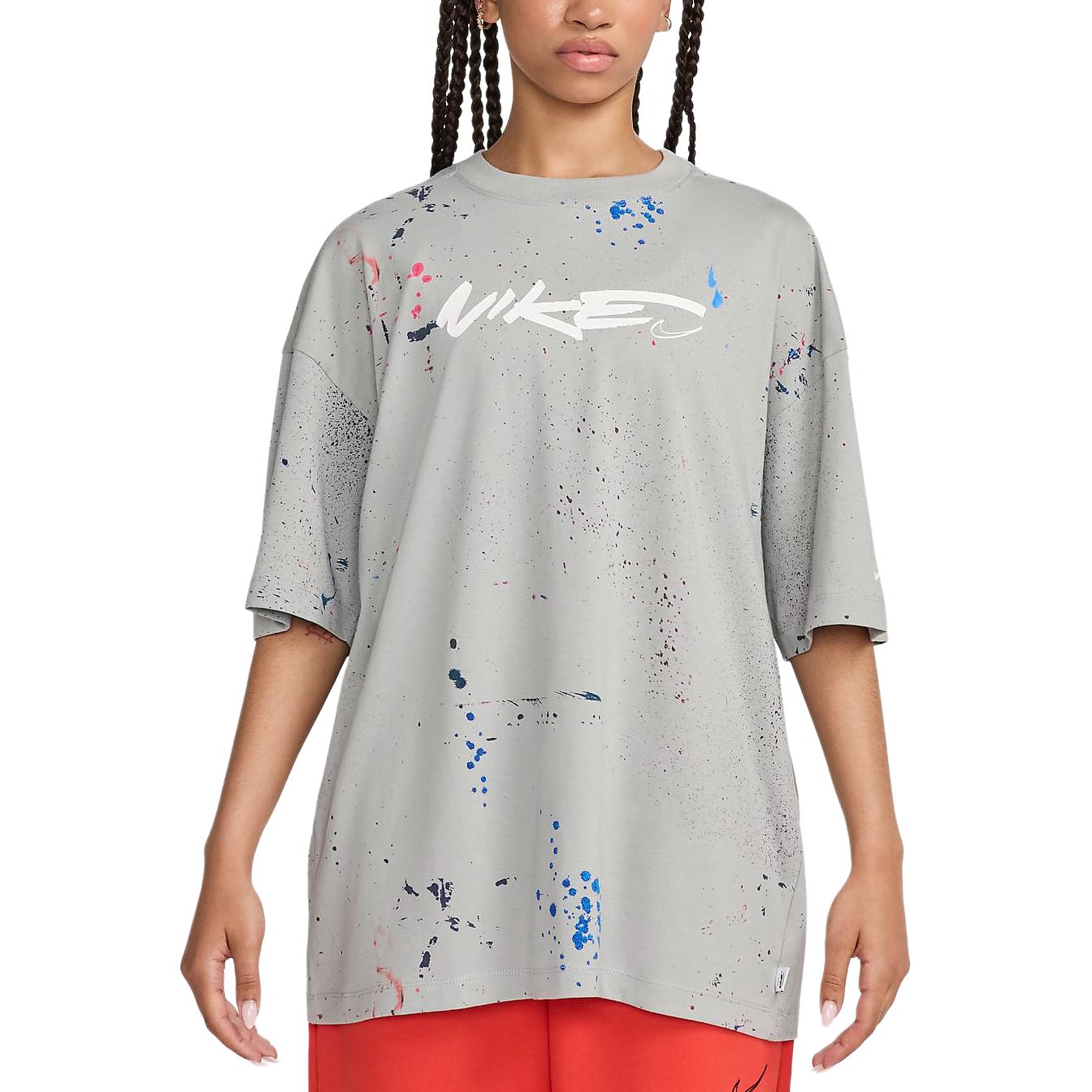 

Nike Sportswear Футболка женская серая с принтом логотипа, свободного кроя, с удобными короткими рукавами и спущенным плечом FZ0284042 XL