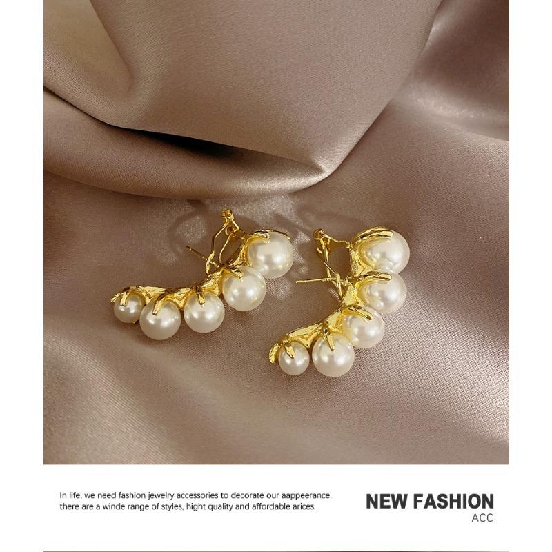Pearl earrings - influencer-approved, unique & chic studs - minimalist, trendy & edgy jewelry