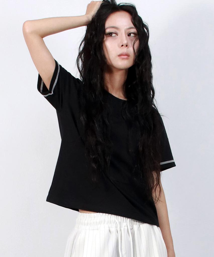 Deumakeu Stitch Contrast Semi-Crop Short Sleeve T-Shirt Black