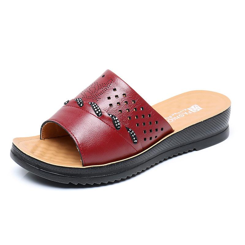 

Летние новые мягкие удобные прохладные тапочки из полой кожи для мам среднего и пожилого возраста 2025 прямые продажи 35 красный