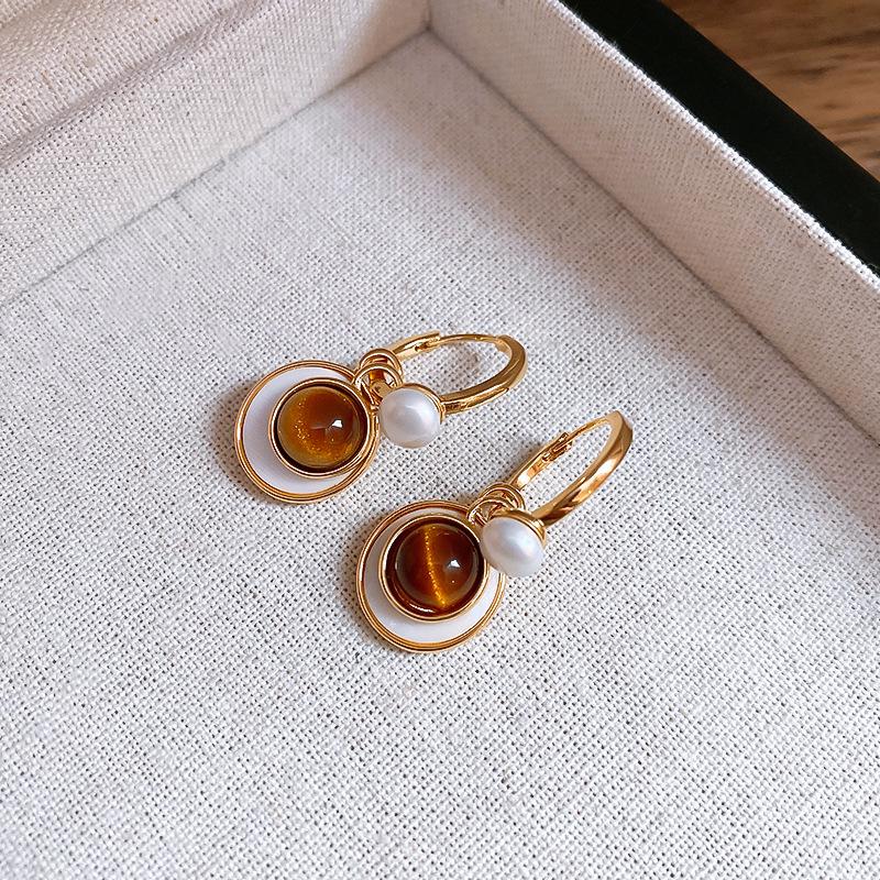 Zirkon Perlmutt Sunburst Ohrklemmen: Elegante, vielseitige Ohrringe für Frauen.