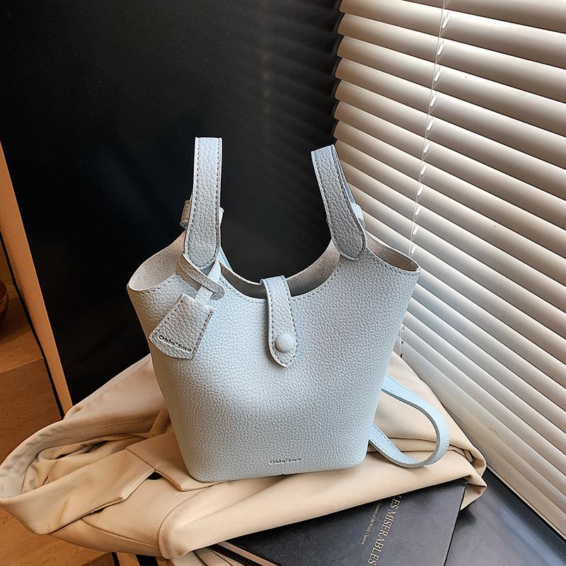 

Niche texture underarm cabbage basket women s bag 2025 new simple lychee pattern bucket bag versatile shoulder bag светло-синий
