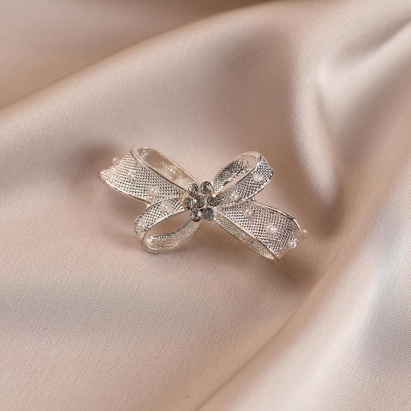 Bow Brooch for Women, A Light Luxury and Niche Pearl Brooch, A Suit Jacket That Prevents Exposure