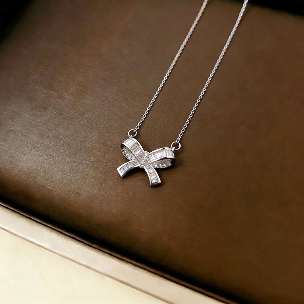 

Zircon Bowknot Pendant Necklace - Titanium Steel 18K Gold Plated Shimmering Ribbon Choker - Elegant Statement Jewelry for Women Party Gift