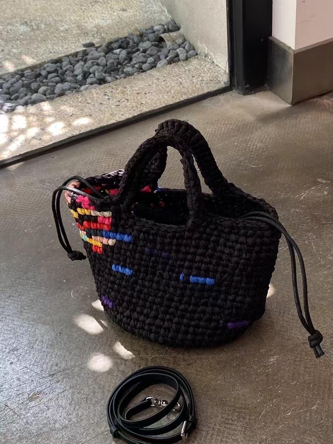 

2025 Новый продукт Интернет-знаменитость Тот же стиль Модный Универсальный Темный Контраст Дизайн Ручного Плетения Нишевая Сумка через Плечо Тренд 20x17x20cm чёрный