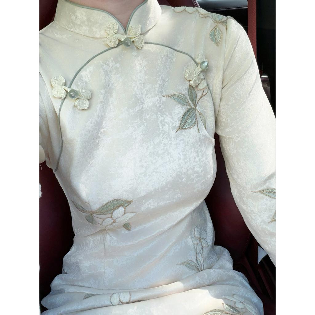 High-end new Chinese embroidered cheongsam women's long sleeves 1011 new beige temperament daily wear national style dress