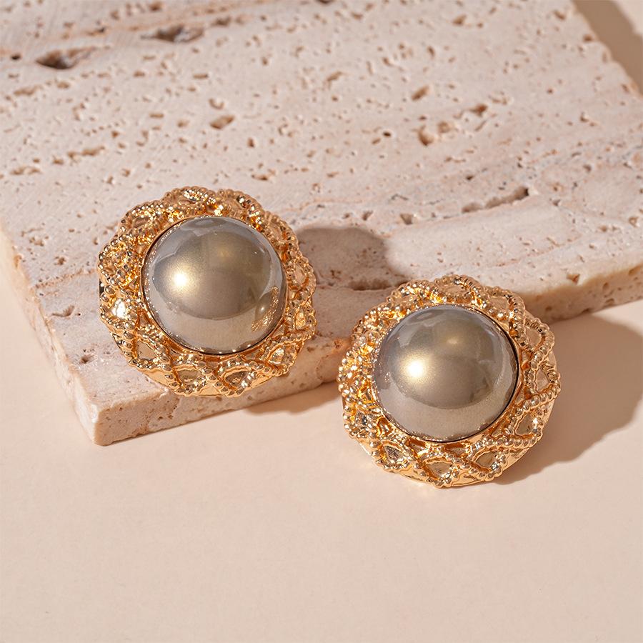 

Digadagu Faux Pearl Half Round Stud Earrings Metal Round Earrings for Women New Vintage Trend Daily Zircon AccessoriesZAA сірий колір