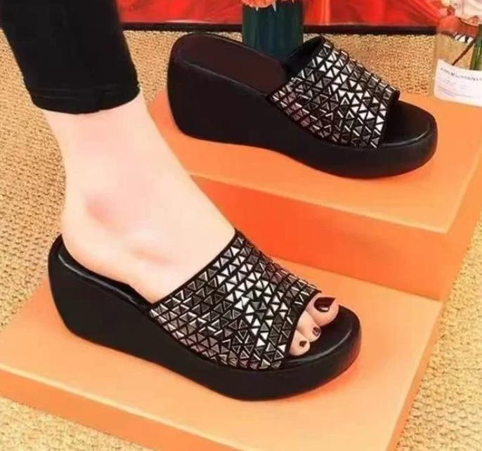 Slippers women's summer 2025 new fashion wear one-word drag versatile thick-bottomed muffin slope heel rhinestone Internet celebrity cool slippers
