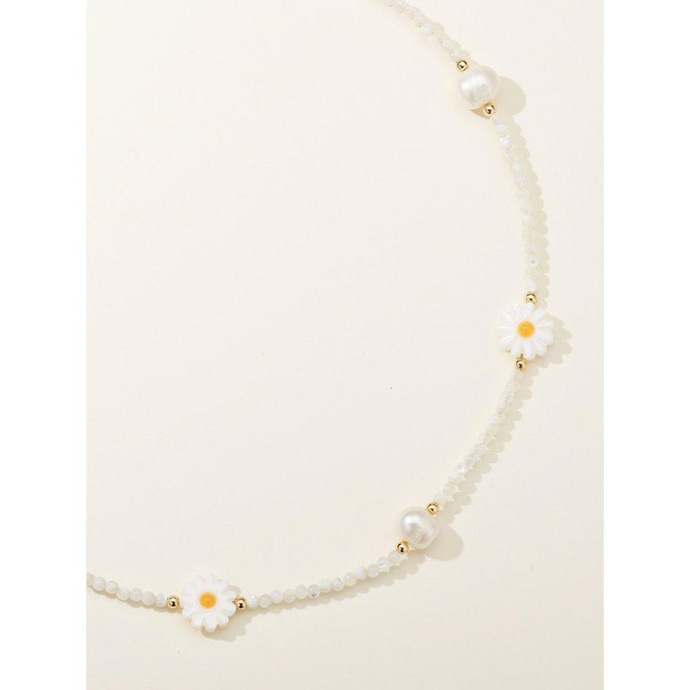 Daisy White Gemstone Freshwater Pearl Necklace