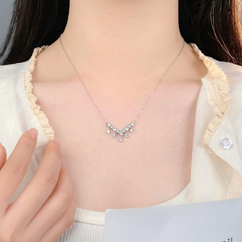Light Luxury Sparkling Diamond V-shaped Tassel Necklace for Women with High Grade Elegance and Clavicle Chain Necklace Ornament
