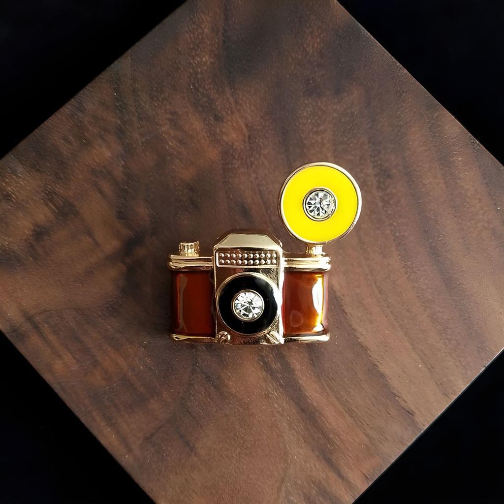 Retro British Style Camera Brooch Female Exquisite Creative Corsage Niche Design Pin Personalized Suit Accessories