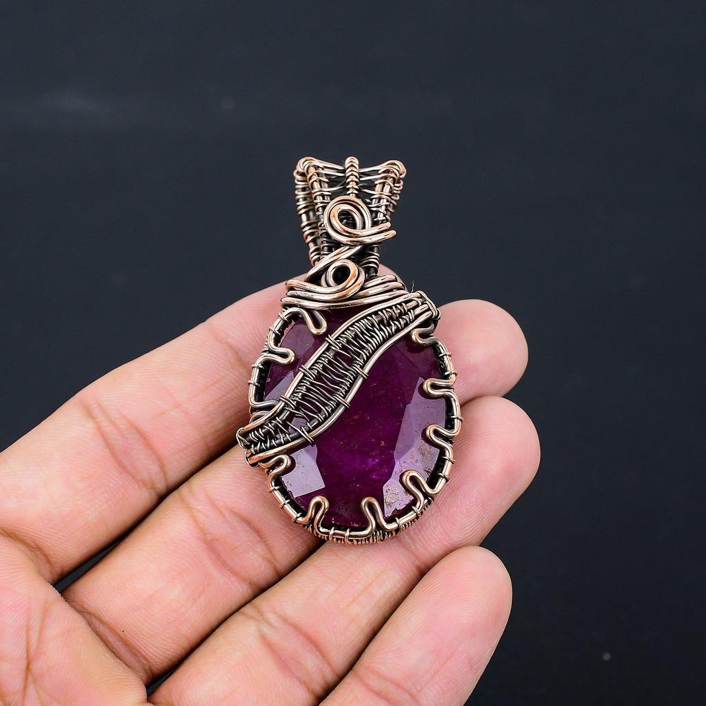 Pingente feito à mão com fio de cobre puro e pedra preciosa rubi criada em laboratório