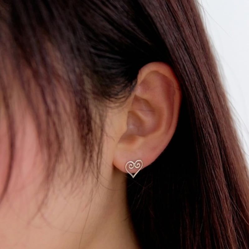 Moi Moi Scroll Heart Earrings