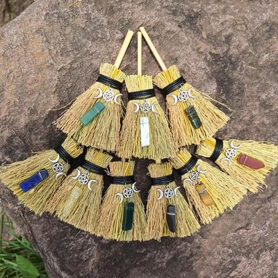 Beliebter Wicca-Hexen-Minibesen-Anhänger mit Kristall-Accessoires