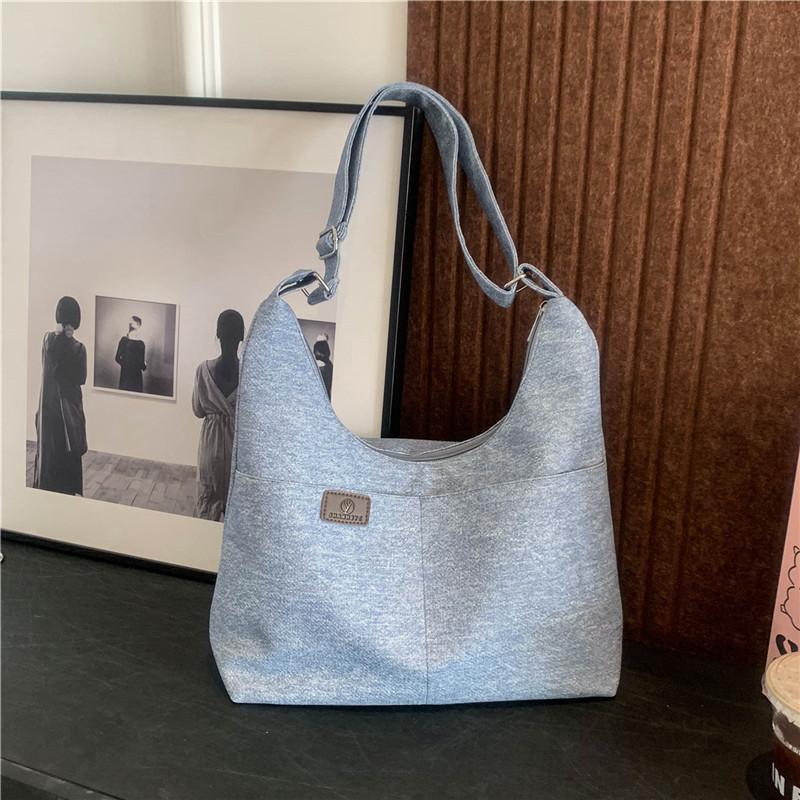 

Нейлоновая сумка большой вместимости 2025 новая сумка через плечо повседневная модная сумка-тоут студенческая сумка для занятий на плечо под мышку синий