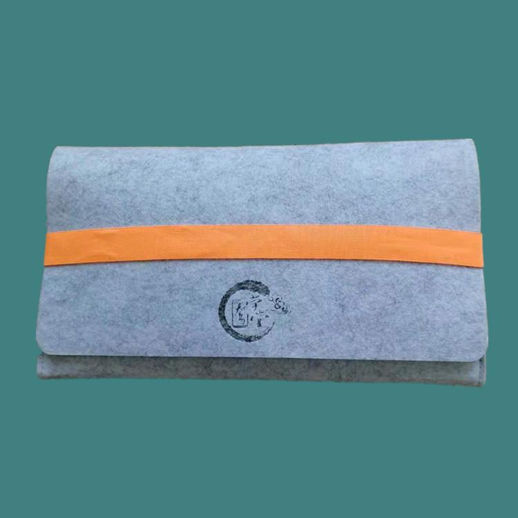 

Felt Sofa Bedside Storage Organizer: Hanging Pocket for Clothes, Magazines, Remotes, and Files 32x10x18 cm