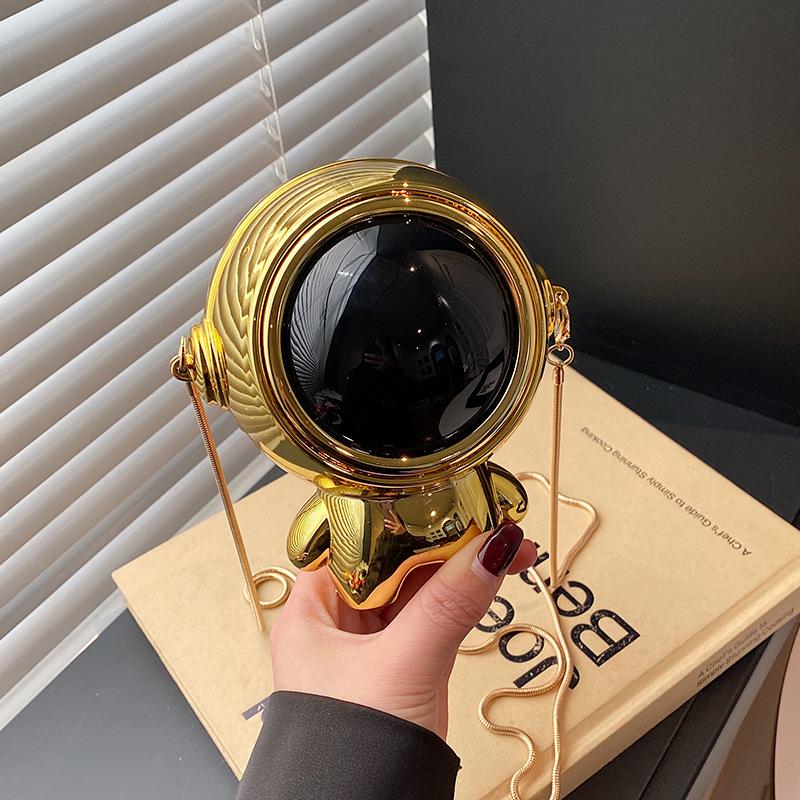 

Personality funny acrylic spaceman bag women s 2025 new European and American fashion shiny shoulder chain dinner bag білий